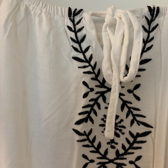 Old Navy Embroidered Tank Top - Picture 2 of 5